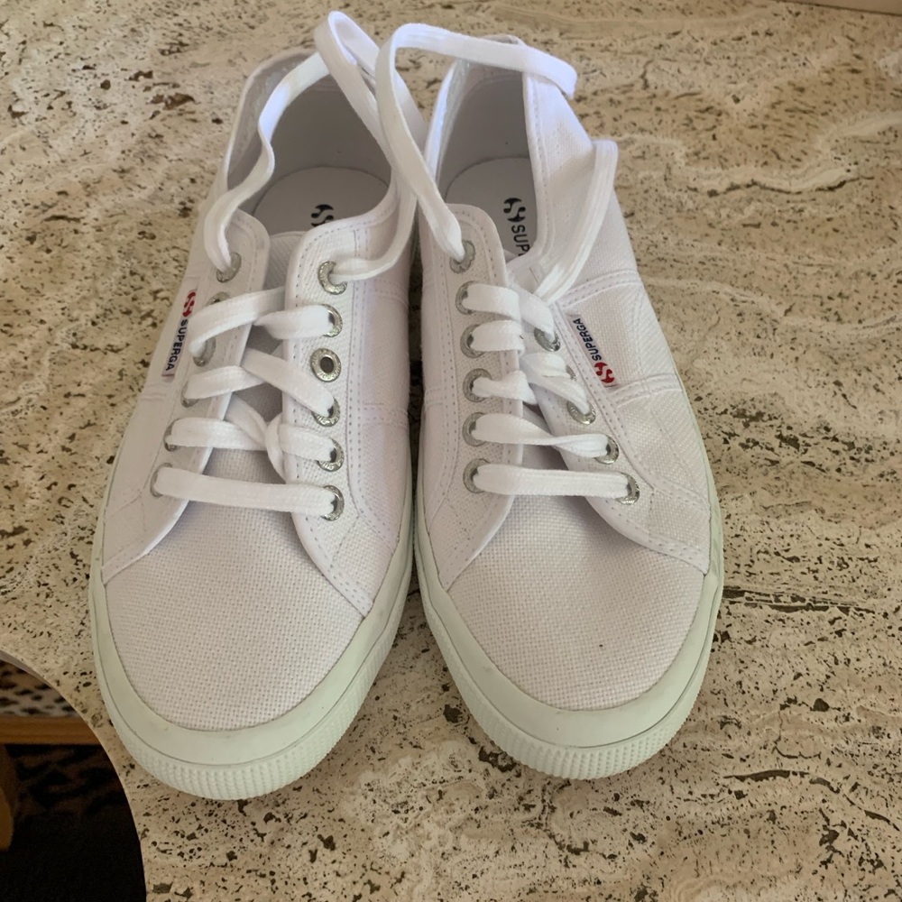 Tennis shoes in magazine shown worn by Kate Middleton